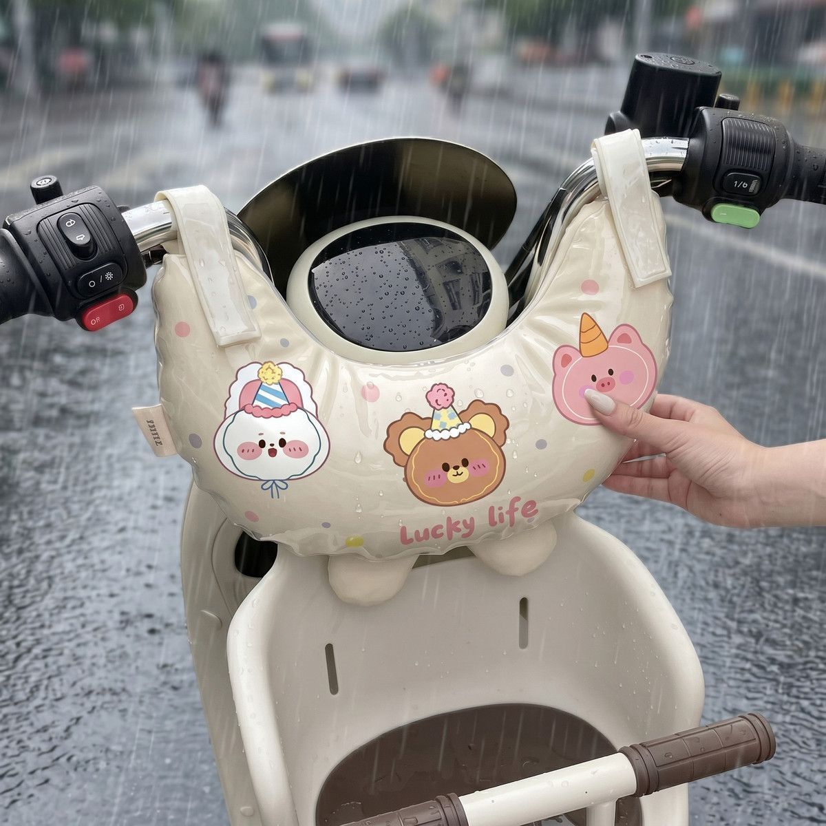 Children's electric vehicle four-season anti-collision head protector, waterproof soft cushion, universal front-mounted baby seat for electric bikes