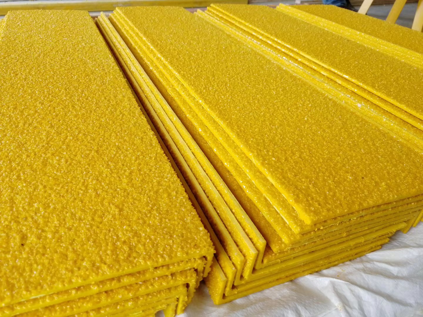 玻璃钢热镀锌金刚砂楼梯踏步防滑板防滑条玻璃钢玻璃钢A05江苏防