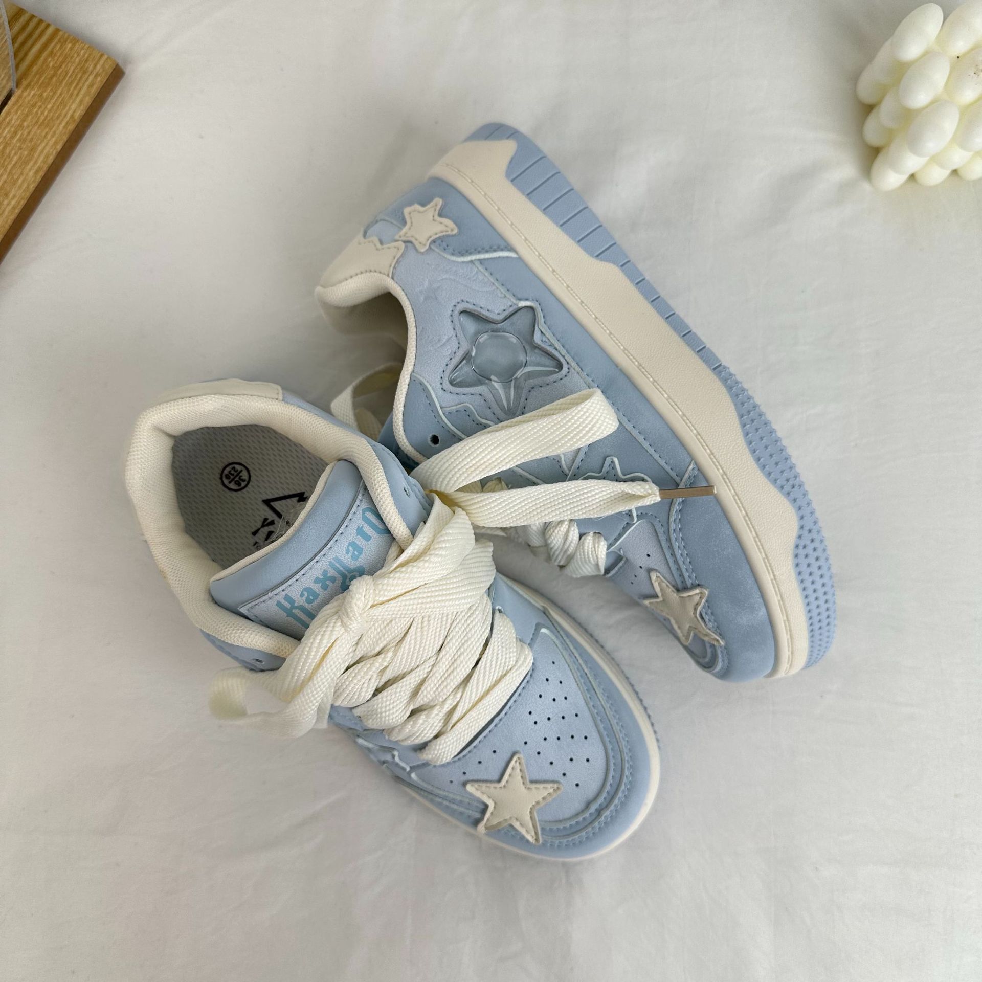 Zapatillas de plataforma baja estudiante 2024 nuevos zapatos de lona estrella versión coreana de zapatos casuales de todo fósforo para mujeres