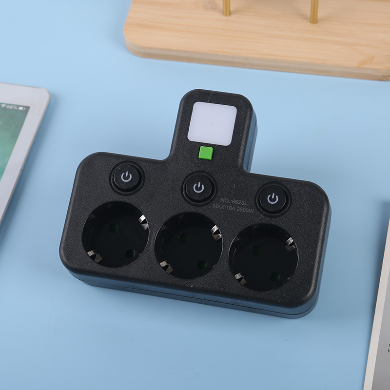 Enchufe de conversión de estilo europeo ruso con lámpara nocturna con un interruptor de agujero caja de color empaquetada con puerta de seguridad infantil