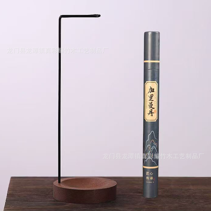 お香器の線香炉のお香を逆さまにかけて、家庭用室内のホノルルのお香を挿します。|undefined