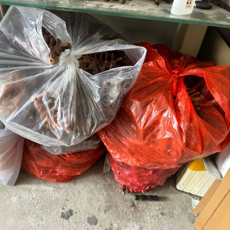 夜市で露店に並べられた二級品、白い皮と虫の目が付いた二級品の処理品|undefined