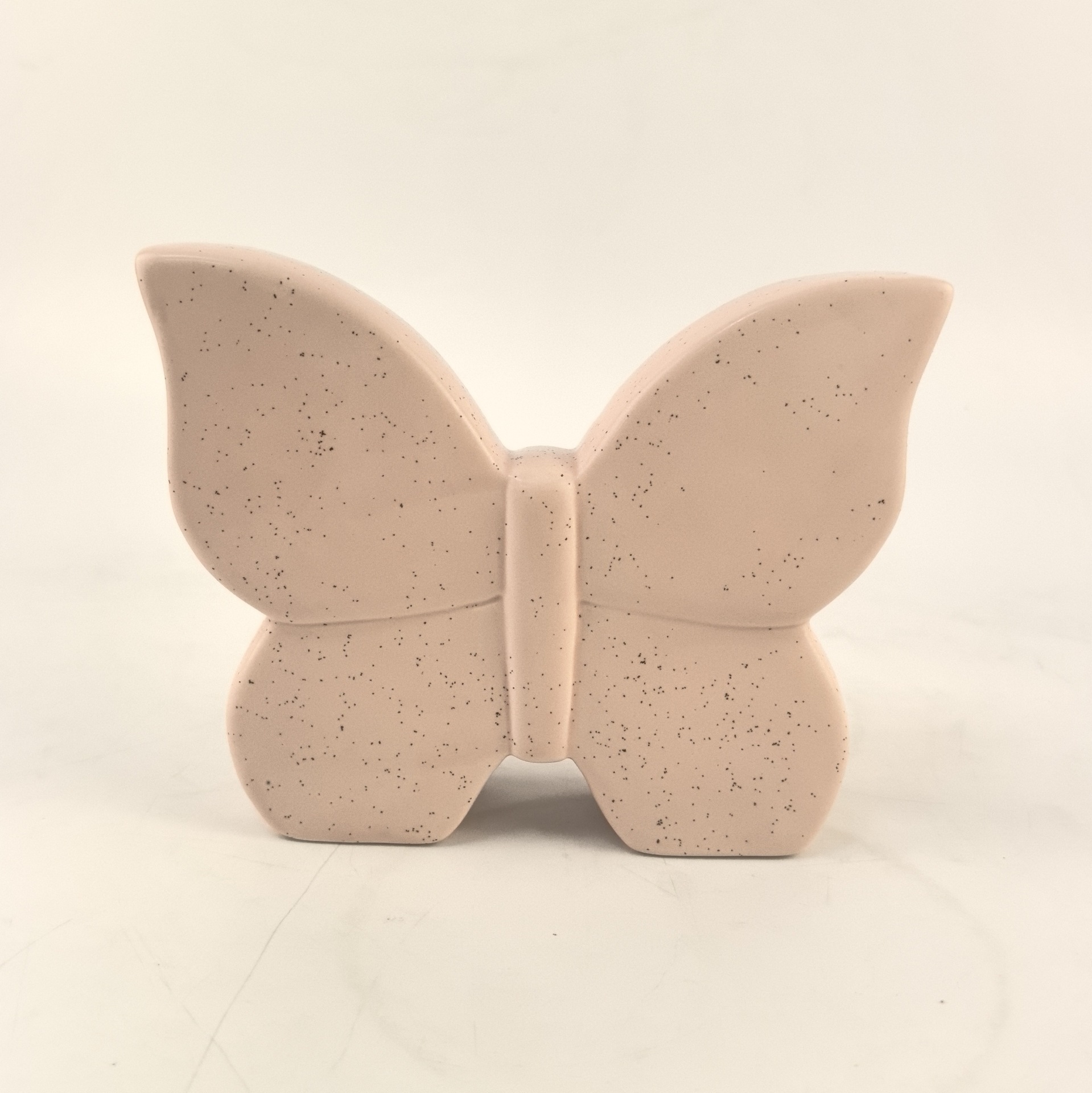 Decoración de mariposa de cerámica simple moderna, gabinete de vino de corazón de niña de alto valor, sala de estar, entrada de casa nueva, gabinete de TV, escritorio