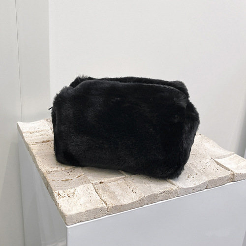 Large Capacity Cosmetics Storage Bag with High-End Elegance, Cute Appearance Candy Color Macaron Girl Soft and Fluffy Fur Makeup Bag