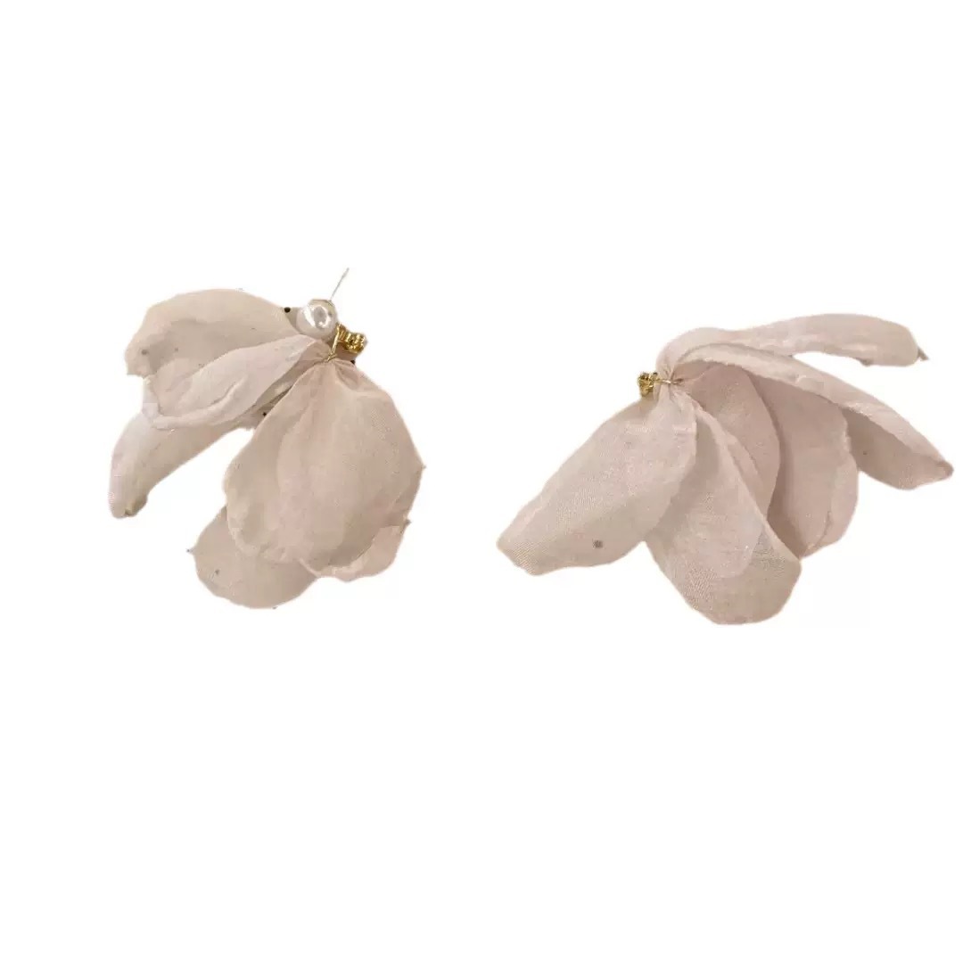 Pendientes de flores de perlas de súper hadas de verano 2025 Pendientes de alta calidad de estilo nuevo estilo caliente Pendientes de pétalos de temperamento dulce femenino