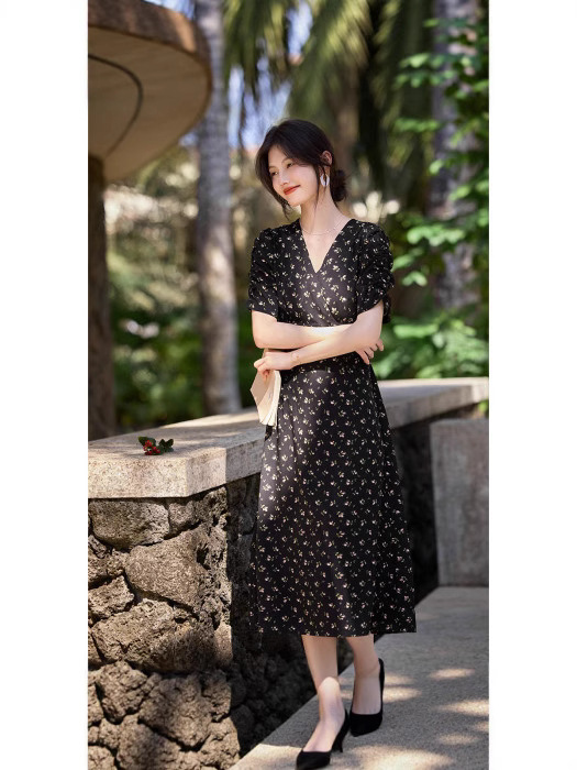 Đầm maxi nữ cổ V thắt eo họa tiết hoa nhí kiểu Pháp — đen