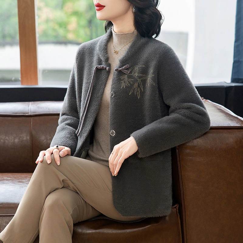 2024 новая мама осеннее платье короткое новое пальто в китайском стиле 50-летняя женщина вязаный свободный топ