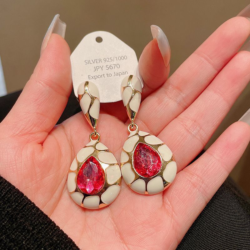 Pendientes de perlas de cristal de diamante de aguja de plata pendientes largos de lujo de Luz Retro europeo y americano pendientes dulces frescos de alto grado para mujeres