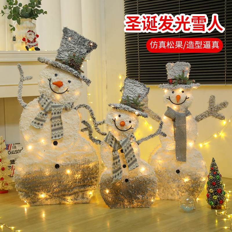 クリスマスの光る白い植毛雪だるまのショーウインドーのデパートのホテルの装飾品のシーンは祝日の美しい陳の置物を配置します。|undefined