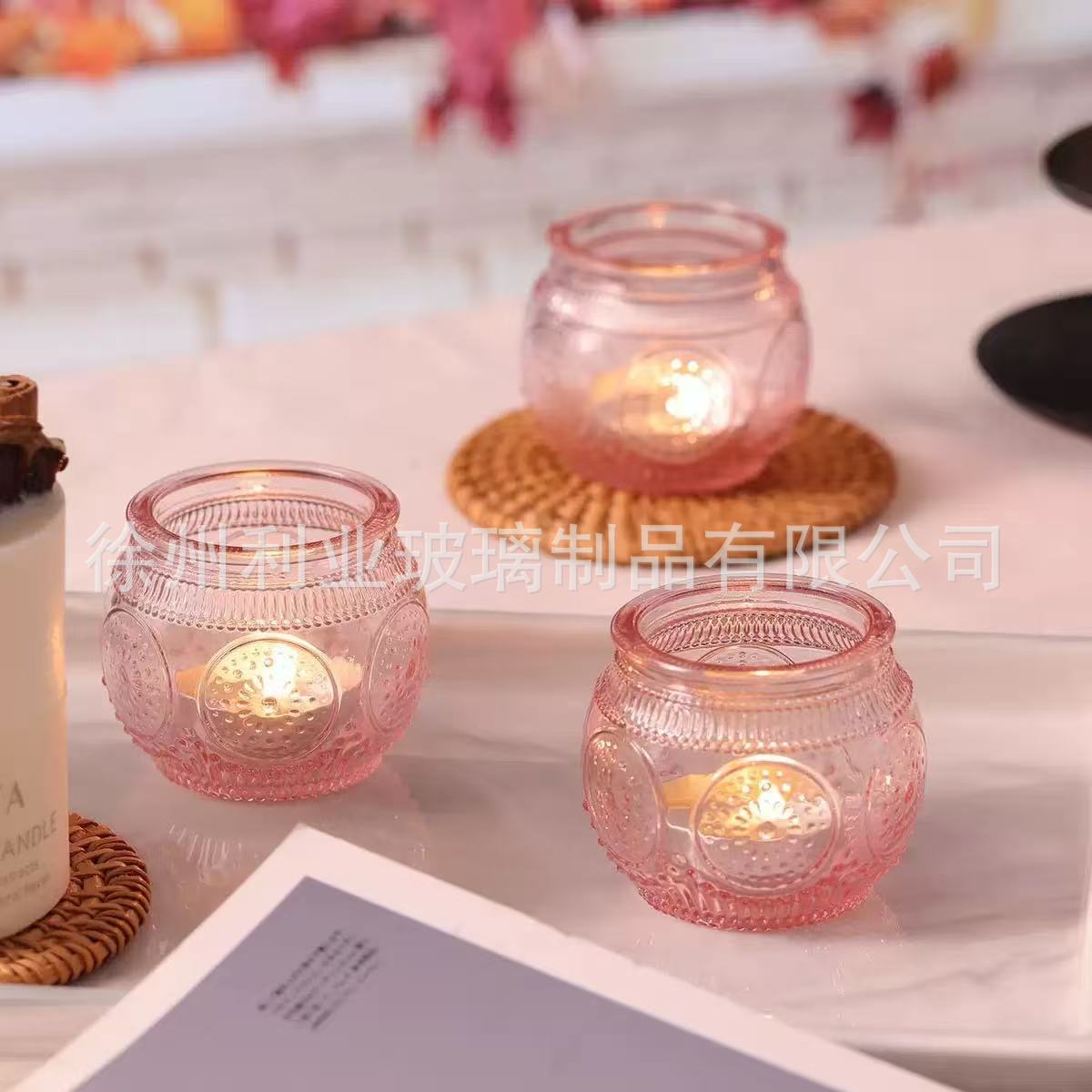 Amazon transfronterizo se especializa en candelabros de vidrio en relieve, juegos de candelabros de incienso de colores, tazas de velas a rayas, candelabros a rayas, estampados en Ling