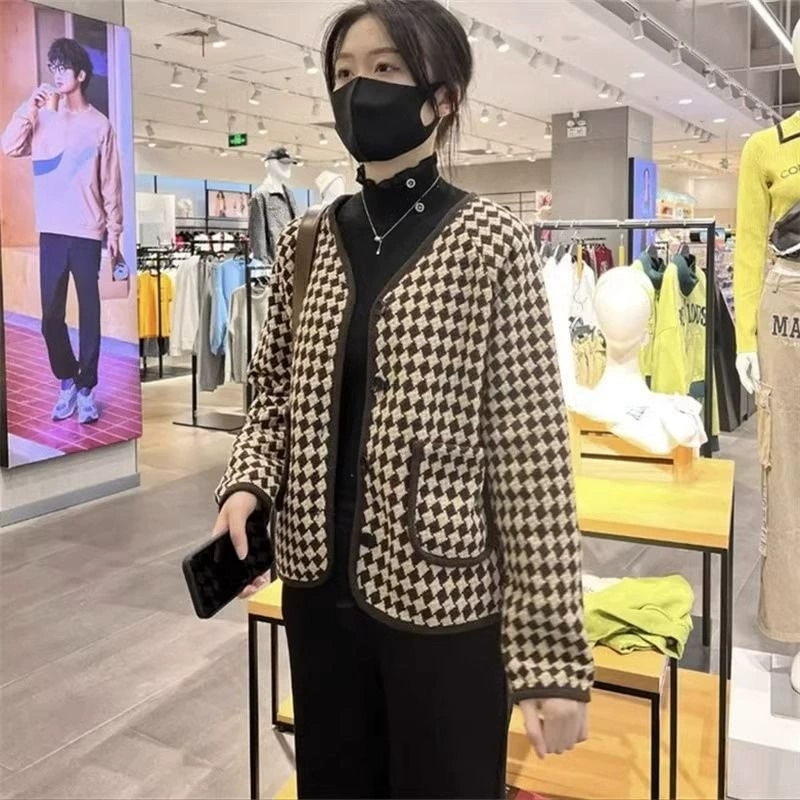 Женское короткое пальто в стиле Chanel, Новинка осени и зимы, модная Высококачественная Свободная верхняя одежда в Корейском стиле в ломаную клетку, 2023