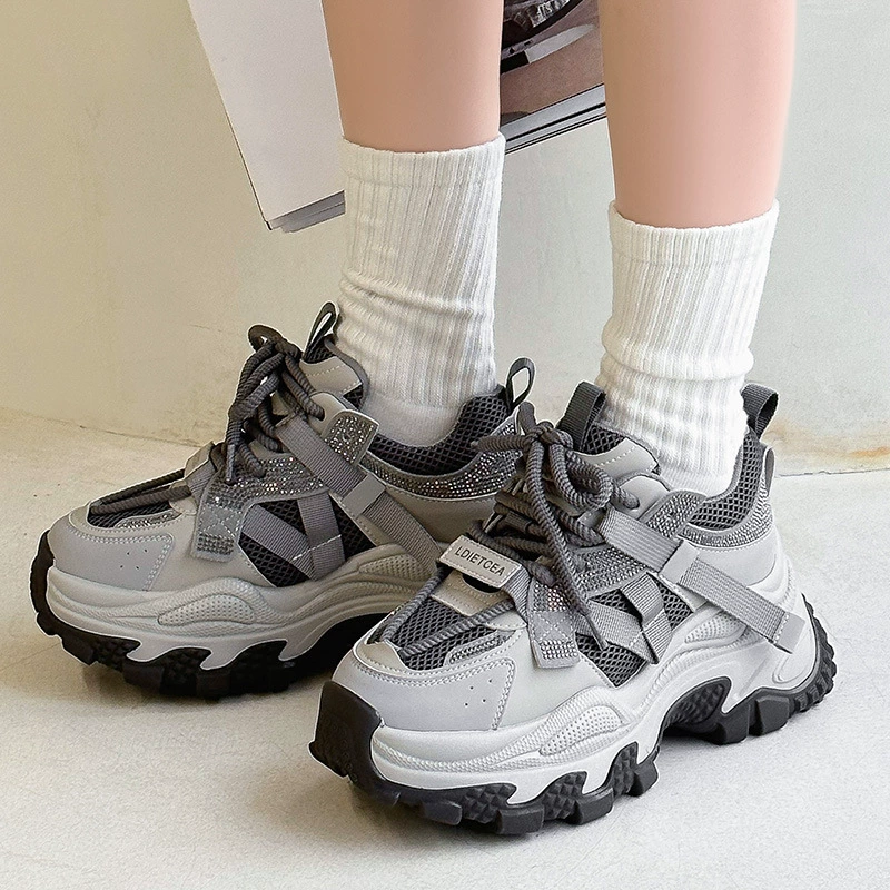 Женские кроссовки на толстой подошве в стиле «dad shoes» 2025 года, новинка весны и осени, повседневные спортивные туфли с сеткой со стразами, дышащие, с эффектом люкс и универсальностью.