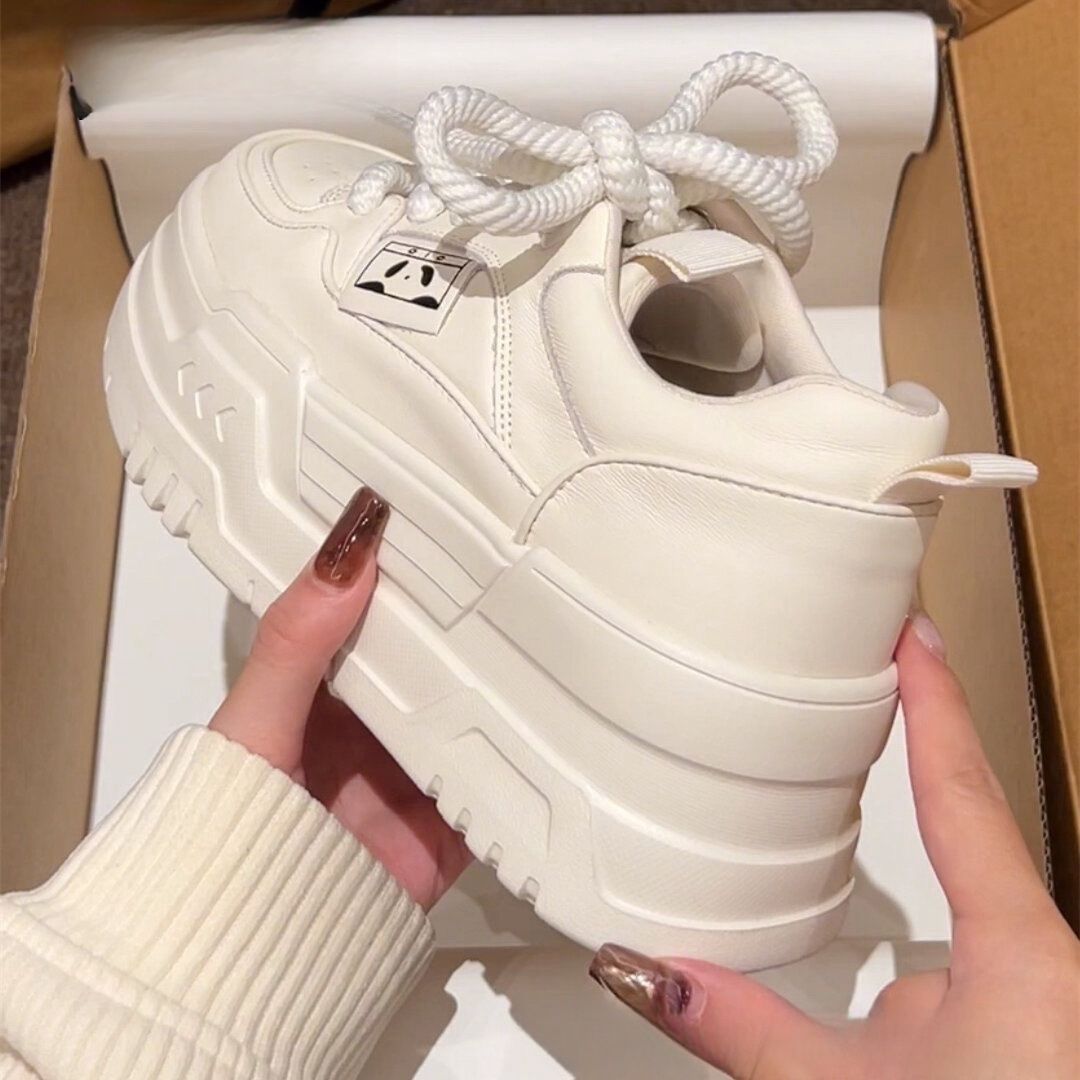 Pequeño aumento de altura recomendado 2025 primavera y otoño nuevo muffin zapatos de suela gruesa zapatos blancos pequeños zapatos de skate casual para niñas