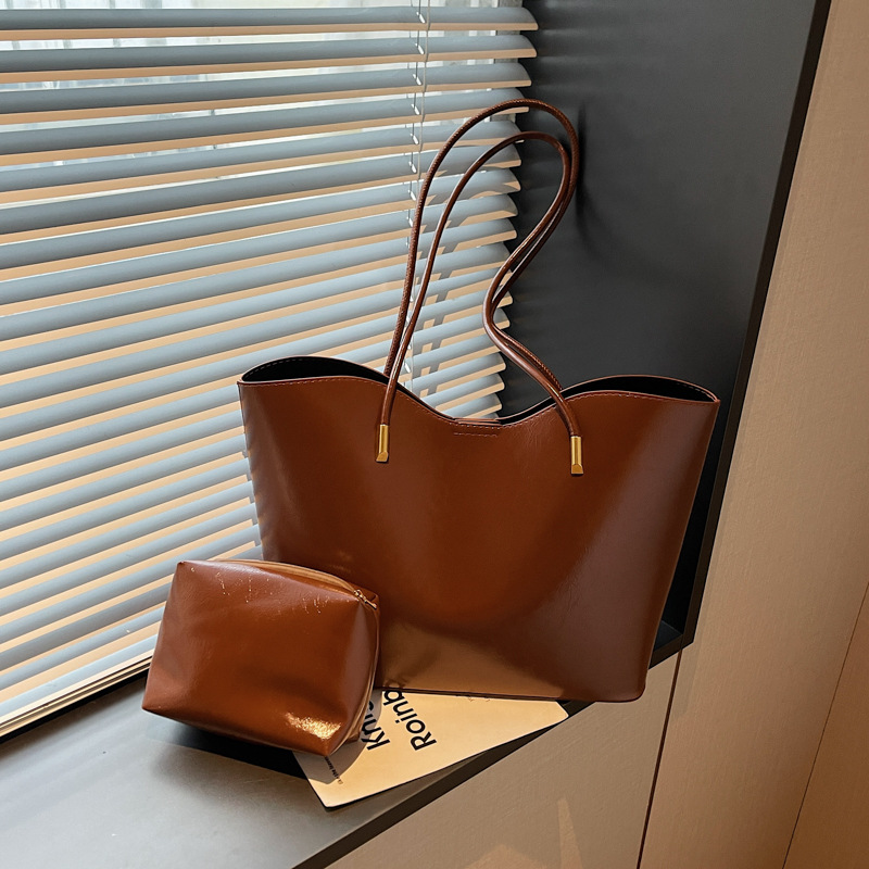 2025 nuevo bolso de mujer universal nicho de moda alta sensación de bolso de mujer de viaje de moda retrógrado aceite pitot bolso de hombro