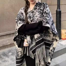 2025新款水墨画黑白披肩女秋冬保暖水墨画毛毯高级民族风斗篷披肩