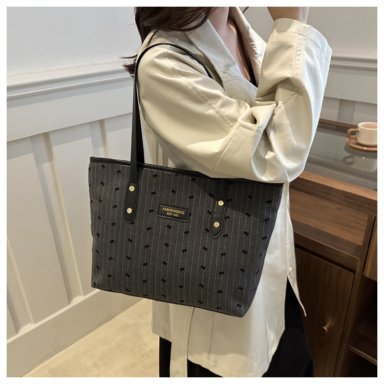Fashionable large-capacity tote bag for women, new autumn 2024 collection, casual retro single-shoulder bag, commuter handbag, cross-border bag undefined