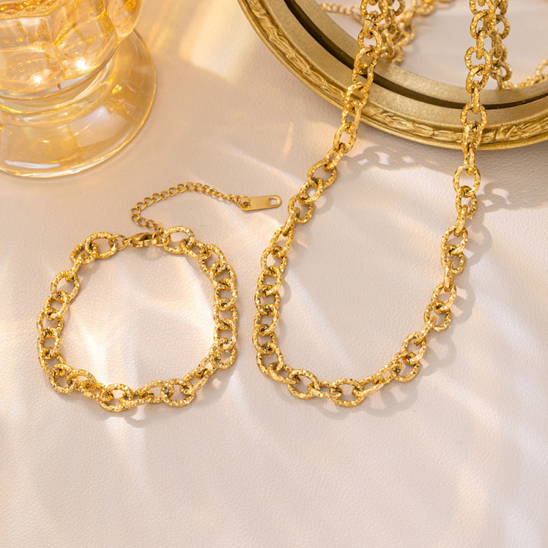 Fashion commuter pressure pattern suit non-fading titanium steel clavicle chain 18K gold electroplated stainless steel necklace female jewelry