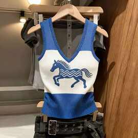 撞色V领小马图案冰丝针织背心女2026女夏季新款百搭修身减龄毛衣