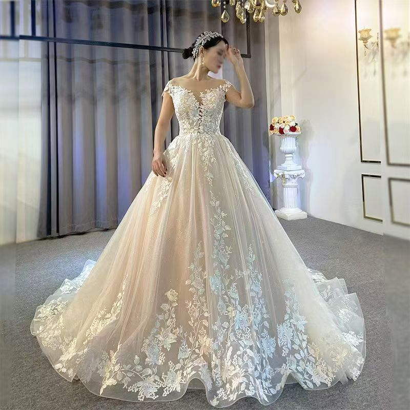 Vestido de novia estilo francés, nuevo modelo 2026, elegante estilo forestal, encaje blanco, escote en V profundo, vestido de novia de princesa ultra-romántico y de ensueño.