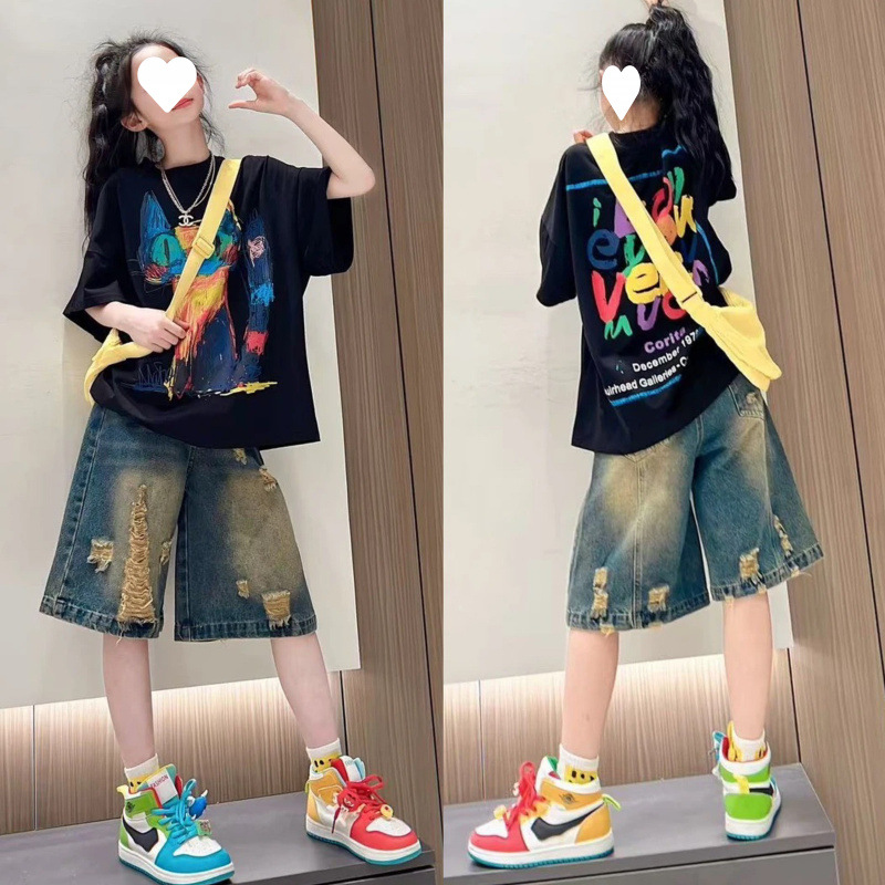 검은 고양이 반팔 + 찢어진 데님 팬츠