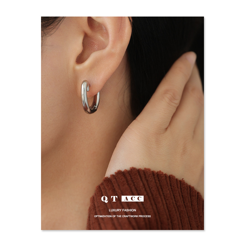 Latón chapado 18K oro real europeo y americano ins estilo simple todo fósforo elegante cercanías pendientes de diseño en forma de U pendientes para mujeres