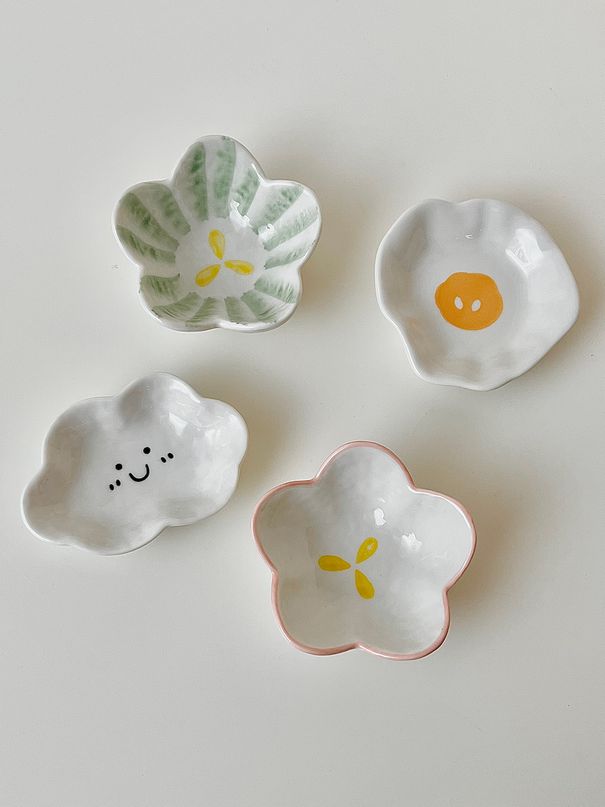 Wholesale irregular hands pinch ceramic dipped sauce plate cute Japanese hot pot dipping small dish plate salad