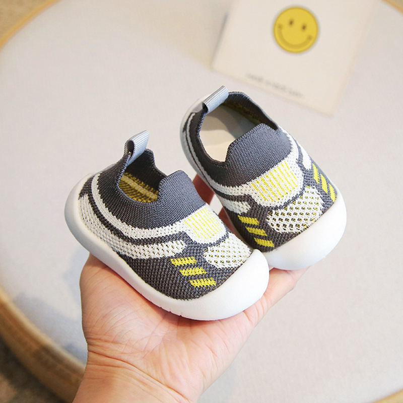 Zapatos de bebé zapatos de bebé de suela blanda zapatos deportivos antideslizantes transpirables de todo fósforo primavera y otoño nuevos zapatos de moda para niños al por mayor
