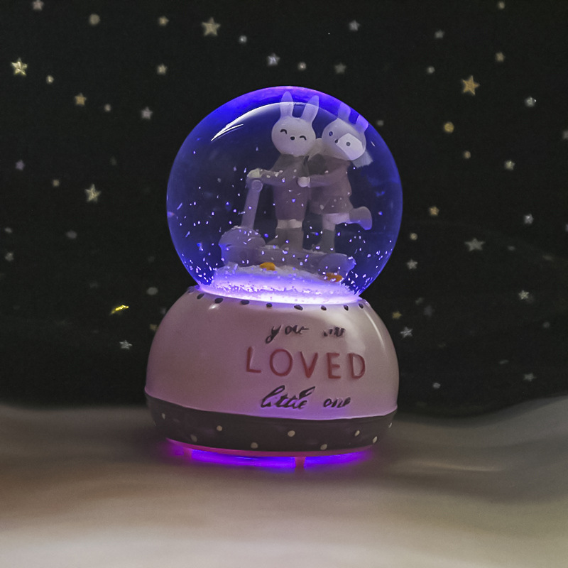 Nueva bola de cristal de mapache rosa pequeña, nieve, caja de música luminosa, luz nocturna, caja de música de regalo, artesanía de una pieza