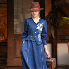 2025冬季新款气质木耳领连衣裙复古民族风重工刺绣牛仔长裙A82721