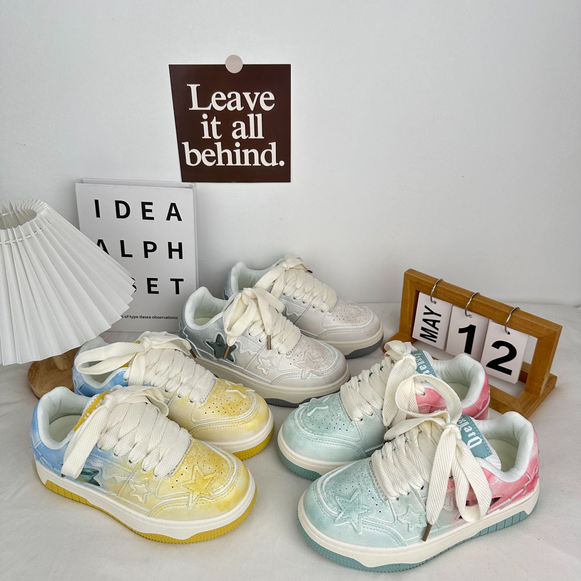 2024 primavera y verano color gradiente zapatos de skate plano coreano de estilo de Hong Kong zapatos blancos pequeños zapatos estrella zapatos de mujer