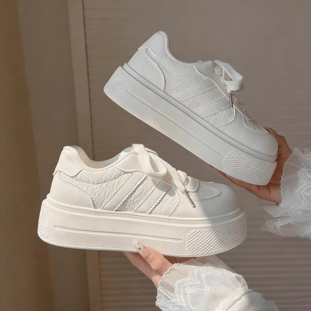 2026 primavera y otoño nuevos zapatos de skate pequeños para estudiantes, zapatos blancos variados, zapatos de skate casuales para mujeres