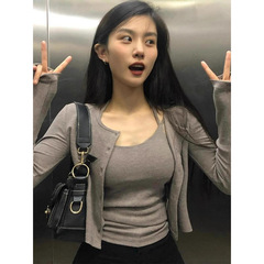韓国系の紫色の優しいショートキャミソールのスーツの女性の春の修身はやせています。
