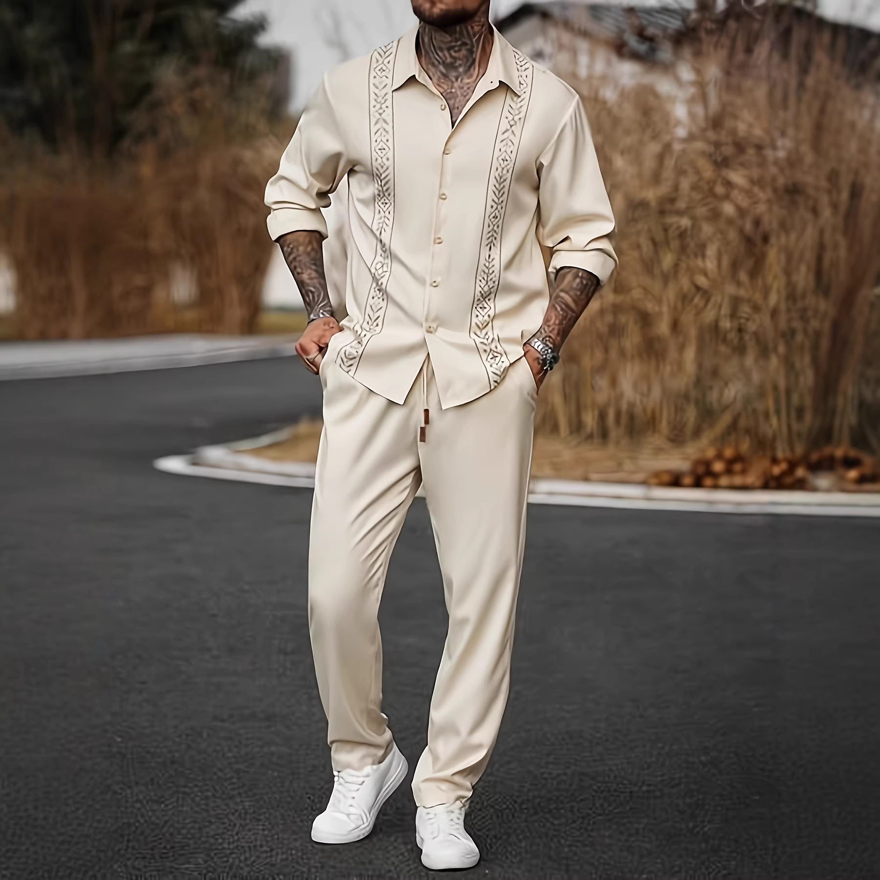 Bescheidenes Set „Afrikanischer Herren-Zweiteiler mit Stickerei – Lässiges Freizeit-Set für Feiertage und Feste (Elfenbeinweiß, S-XXL)“_voghion.com
