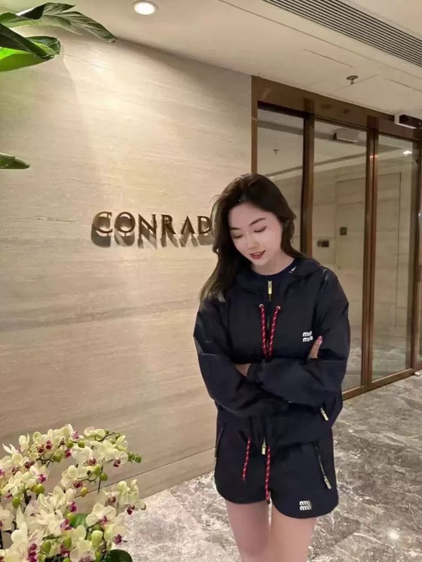 高品质miumiu夏新款尼龙系列微标拉链式连帽防晒服套装显瘦休闲女|undefined