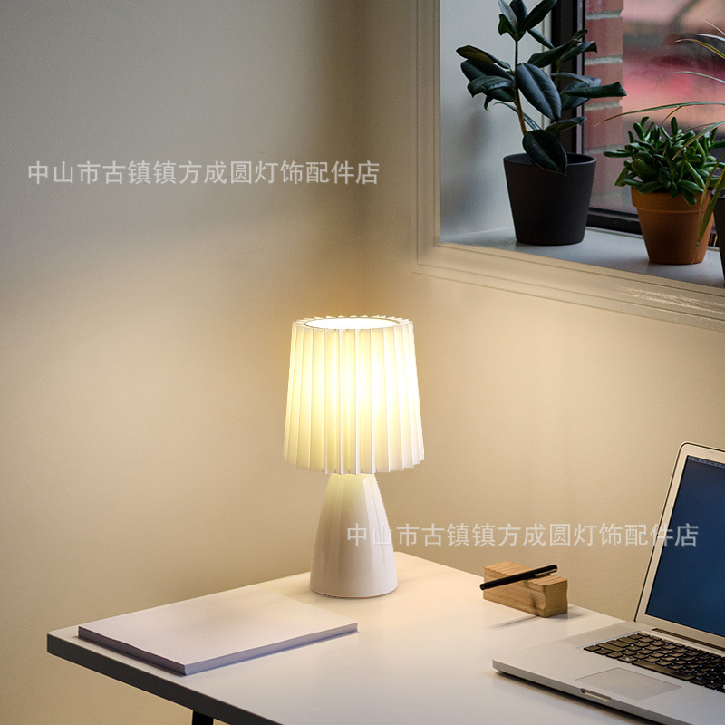 Nordic ins estilo luz lámpara de mesa de lujo Internet celebridad nueva lámpara de noche dormitorio Lámpara decorativa habitación plisada lámpara de mesa de cerámica