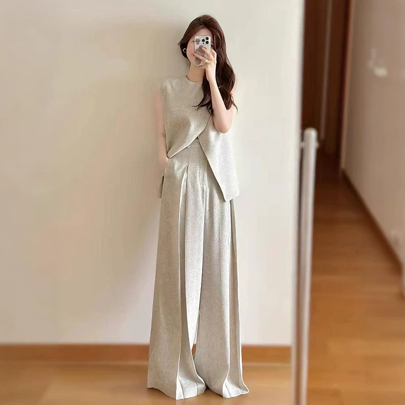 В наличии 2025 летний новый стиль женский костюм в стиле «старые деньги»: безрукавка и брюки с высокой талией, драпировкой и широкими штанинами (двухпредметный комплект)