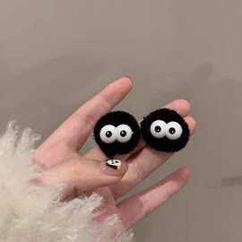 独特甜酷黑色毛绒小怪耳环小众设计感高级少女古怪可爱