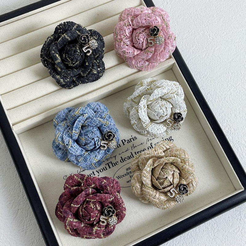 レトロな経典の小さい香の風の布芸のツバキの花のブローチの女性のシンプルな気質の胸の花のコートのピンの襟の花のアクセサリー|undefined
