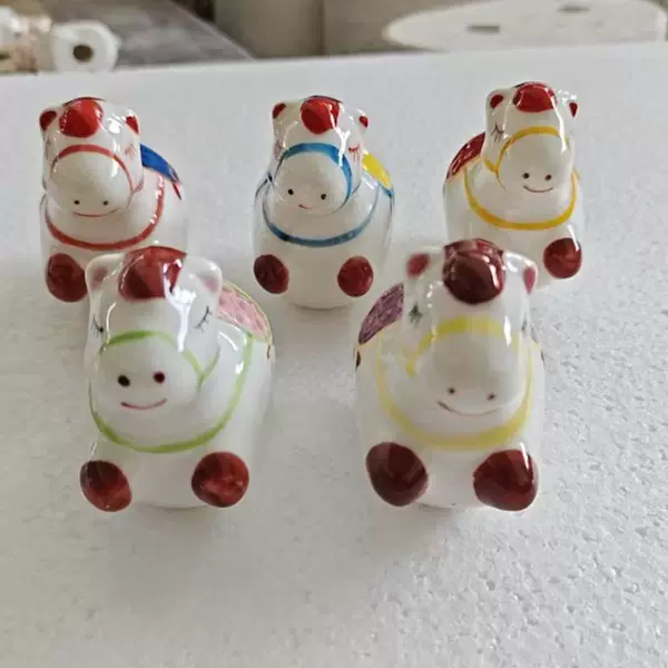 Creative and cute cartoon-style ceramic horse-shaped chopstick holder for dining table