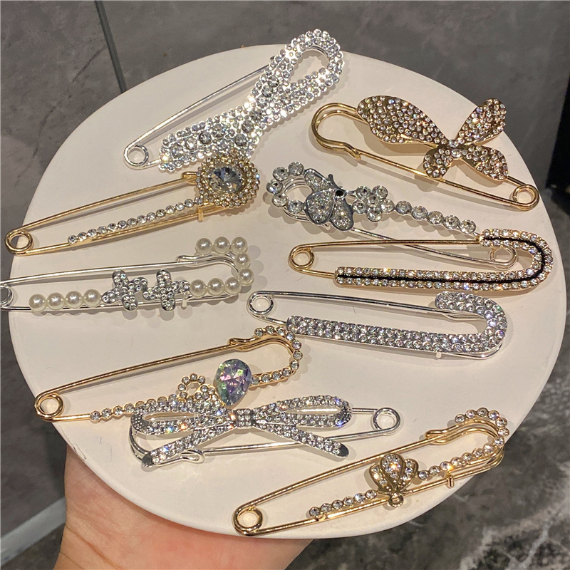 Estilo Simple Flor Metal Embutido Perlas Artificiales Diamante Artificial Mujeres Broches display picture 1