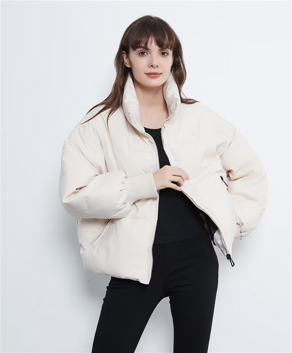 abrigo suelto de algodón de manga larga con cuello alto en color liso NSAM139008
