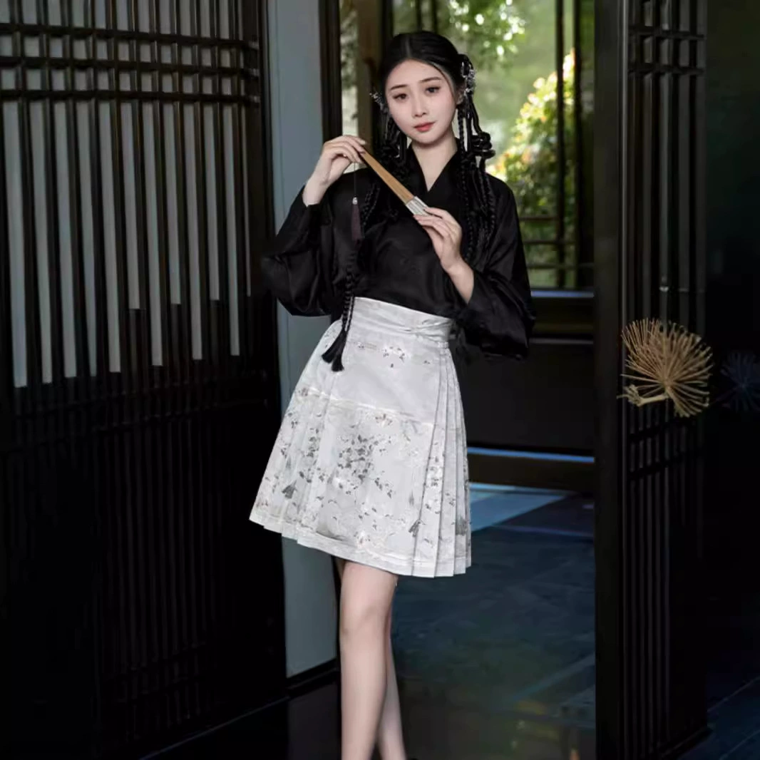 Оригинальный Chuangming имитация макияжа, короткая конская юбка с лапшой [груша] набор 2024 новых летних ежедневных высоких и тонких