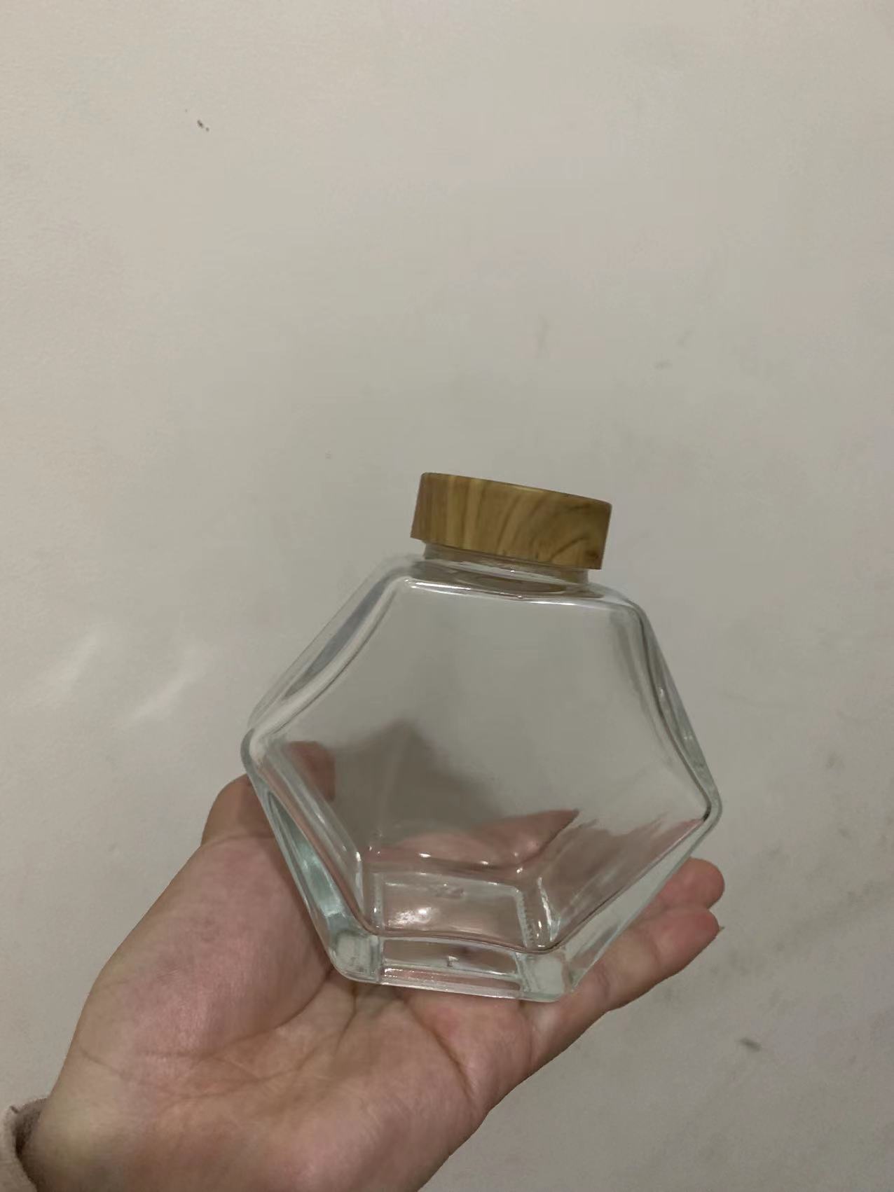 En stock botella de miel cubierta de bambú botella de vidrio hexagonal transparente con varilla de agitación sellada miel sub-botella gran cantidad consulta