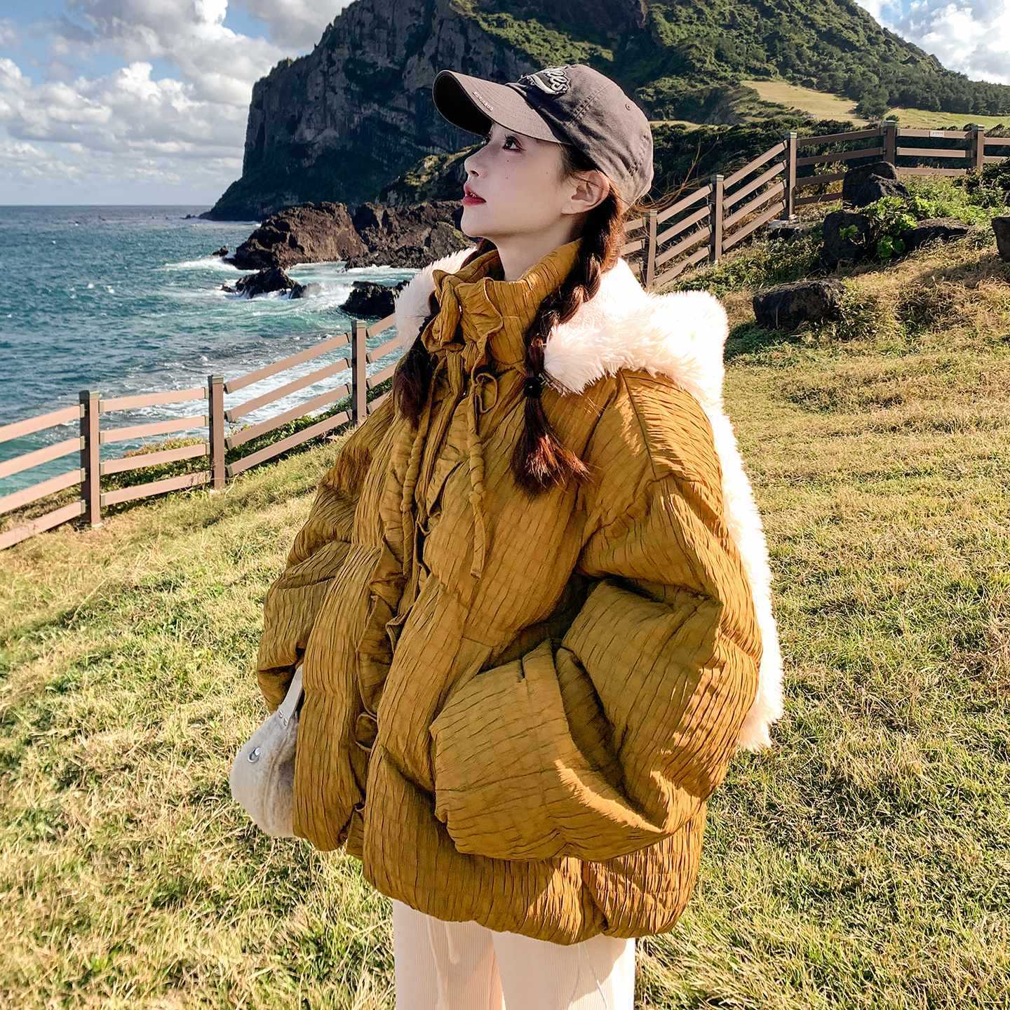 黄色肌理感兔耳朵毛绒帽子羽绒服女冬季2025新款小个子短款面包服