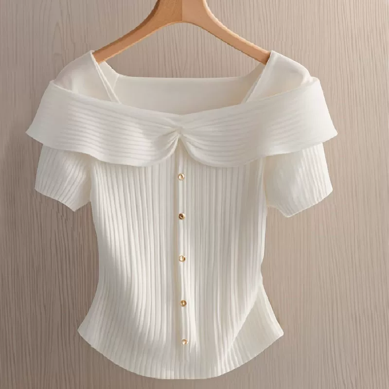 Лето 2025 г., французский вязаный топ с квадратным вырезом и короткими рукавами для женщин с уникальным дизайном и модным коротким кроем.