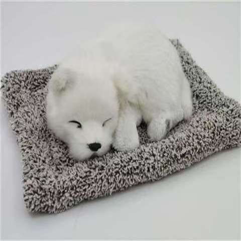 El gran Samoyedo envía el caballo gris