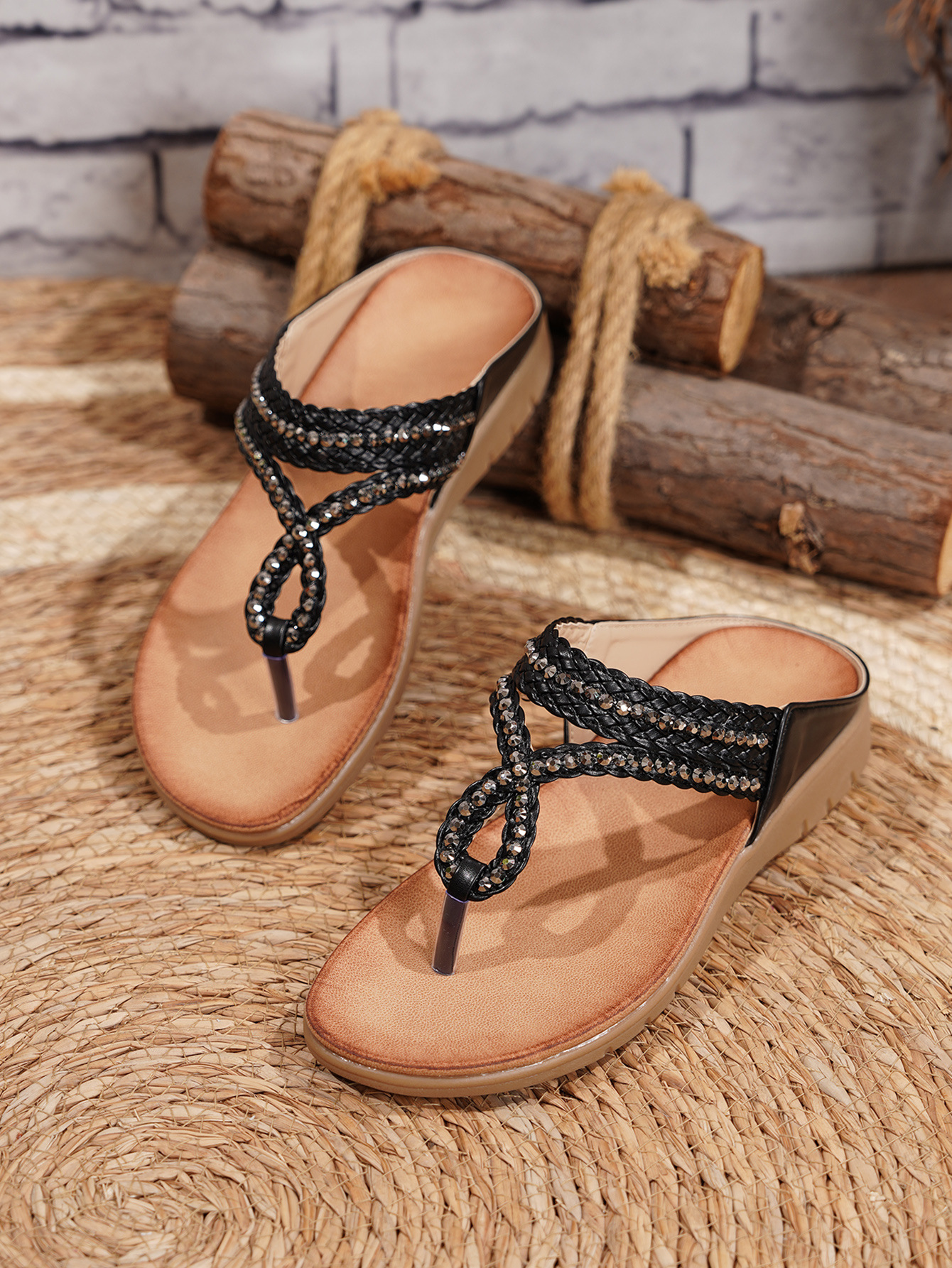 Infradito da donna con suola piatta, con strass e perline, adatte per le vacanze al mare._voghion.com