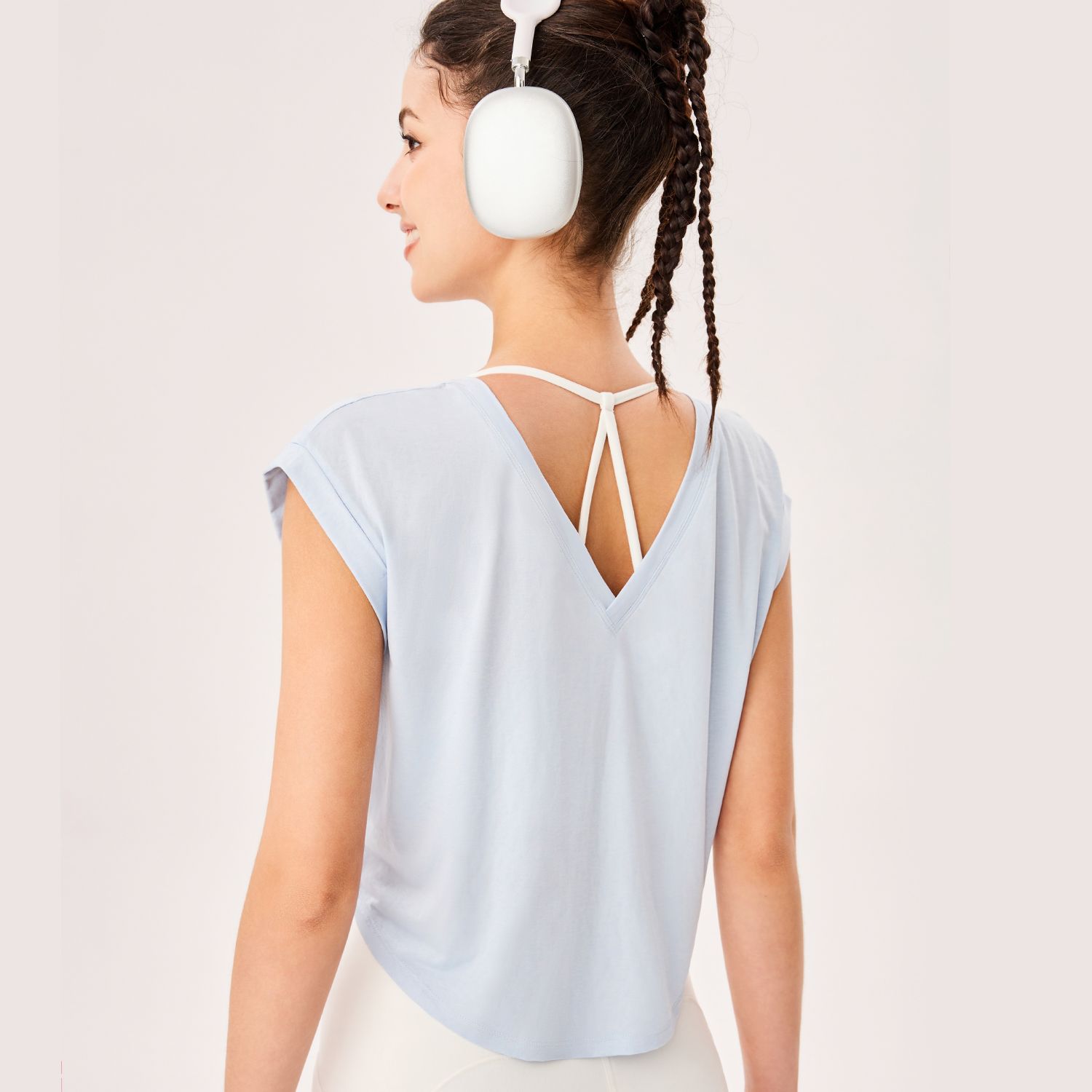 Nueva camiseta ultrafina transpirable de manga corta deportiva con cuello en V de color sólido, moda informal suelta, ropa de yoga de secado rápido para mujeres