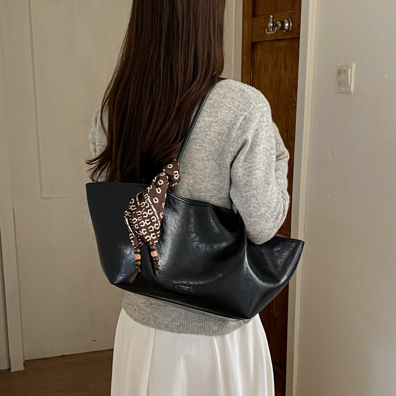 Túi tote nữ đeo vai thiết kế tối giản dáng shopping cỡ lớn — Cà phê màu lụa miễn phí khăn, Khăn lụa đen, Nâu lụa miễn phí khăn, Màu cà phê với khăn lụa chi tiết 20