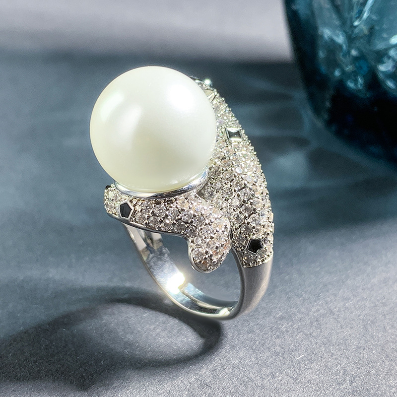 Zhuang Sheng joyas fondo de cobre chapado en oro de agua dulce lleno de diamantes de lujo con incrustaciones de leopardo temperamento luz anillo de perlas de lujo joyería